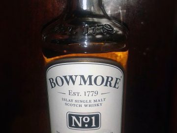 Whisky des Monats im LANGE Pub: Bowmore No. 1, Islay