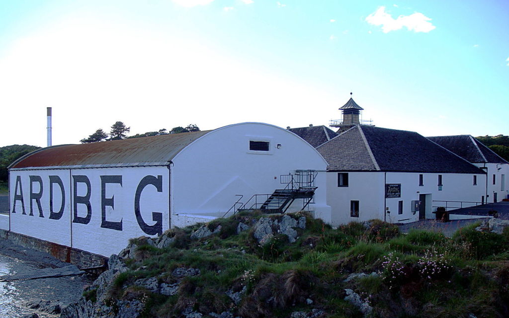 Ardbeg Whiskybrennerei, Schottland. Rappilio, CC BY-SA 3.0 , via Wikimedia Commons